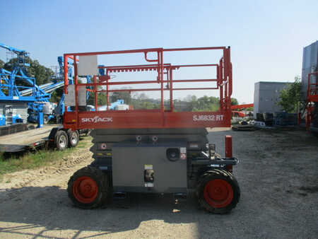Scissor lift 2012  Skyjack sj6832rt (3)