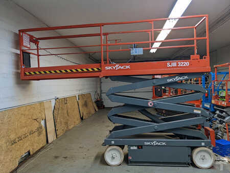 Plataforma Tijera 2011  Skyjack sjiii3220 (2)