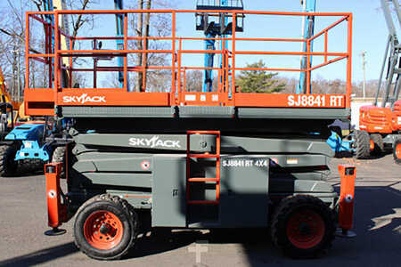 Scissor lift 2018  Skyjack sj8841rt (2)