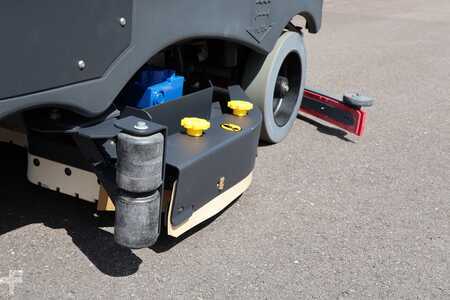 Riding scrubber dryer - Nilfisk SC 6500 1300 D Neuaufbau (14)