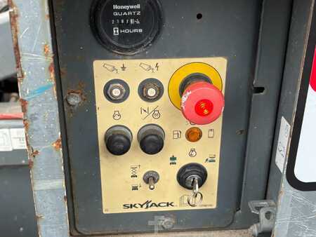 Scherenarbeitsbühne 2015  SkyJack SJ 6832 RT 12m schaarhoogwerker 4x4 Skyjack (15)