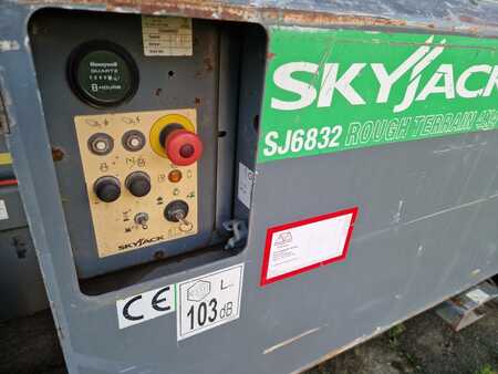 Ollós munka emelvény 2014 SkyJack SJ 6832 RT 4x4 diesel schaarhoogwerker schaarlift (10)