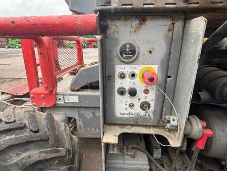 Schaarhoogwerker 2011  SkyJack SJ 6832 RT 12m schaarhoogwerker diesel 4x4 (12)