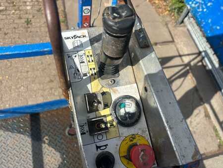 Piattaforme aeree a pantografo 2012  SkyJack SJ III 4632 12m elektro schaarlift skyjack (18)