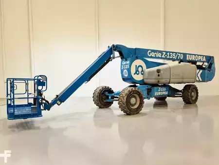 Plataforma Articulada 2010  GENIE Z135 70 (2)