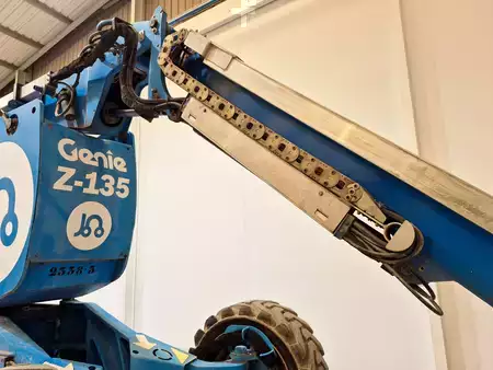 Plataforma Articulada 2010  GENIE Z135 70 (8)