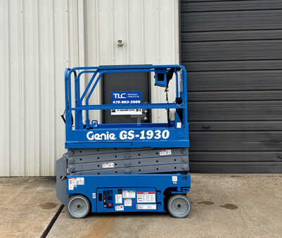 Scissor lift  Genie 1930 (1)