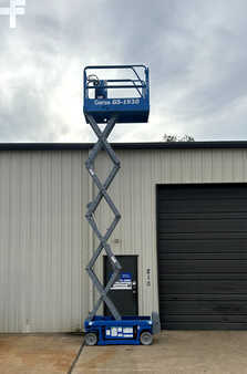 Scissor lift  Genie 1930 (1)