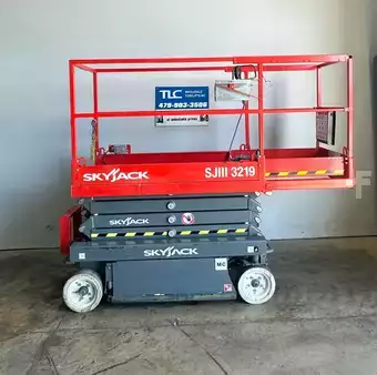 Scissor lift - Sky Jack SJ3219 (1)