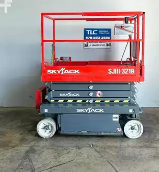 Scissor lift - Sky Jack SJ3219 (2)