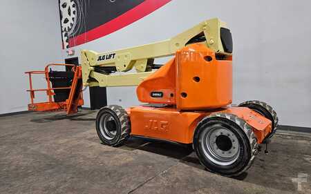 Articulating boom lift 2013 JLG E450AJ (2)