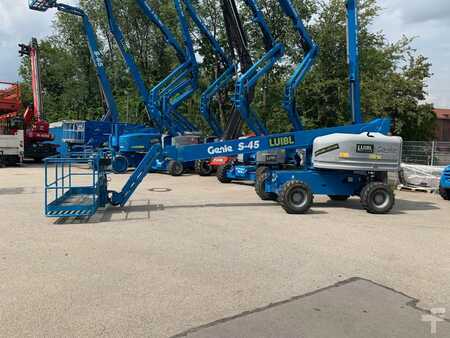 Teleskopická plošina 2015 Genie S45, 16m boom lift (1)