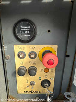 Pracovní plošina s nůžkovým zdvihem 2015  Skyjack SJ6826RT SJ6826 RT SJ 6826 SJ6832 (6)