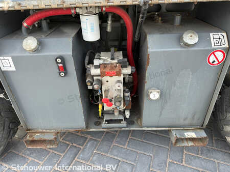 Pracovní plošina s nůžkovým zdvihem 2015  Skyjack SJ6826RT SJ6826 RT SJ 6826 SJ6832 (9)