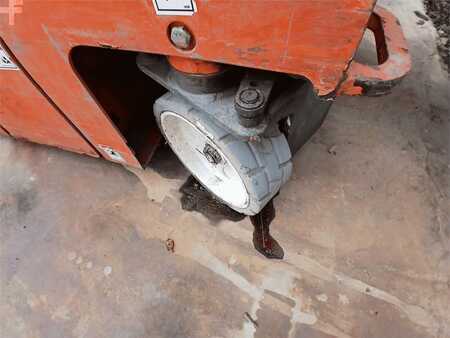 Pracovní plošina s nůžkovým zdvihem - Snorkel S3219E (8)