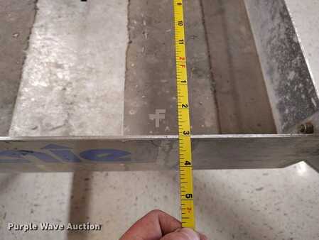 Vertical mast lift 2016  Genie AWP-36S (25)