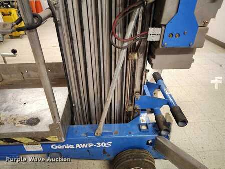 Vertical mast lift 1997  Genie AWP-30S (15)