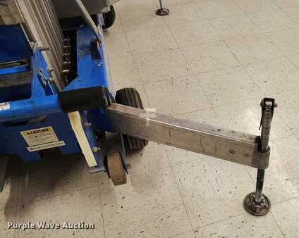 Vertical mast lift 1997  Genie AWP-30S (9)