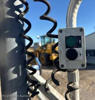 Vertical mast lift - Genie PLC 30DC (10)