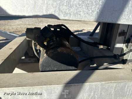 Vertical mast lift - Genie PLC 30DC (17)