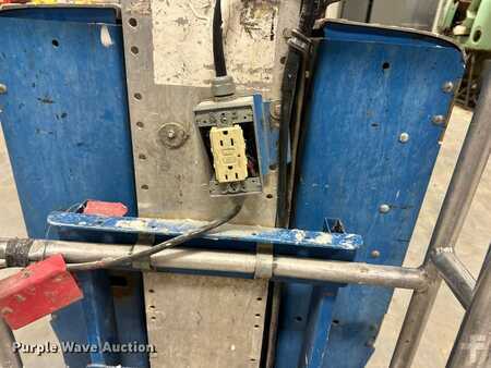 Vertical mast lift 2012  Genie GR20 (11)