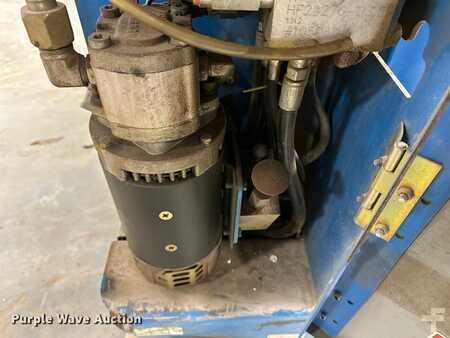 Vertical mast lift 2012  Genie GR20 (25)