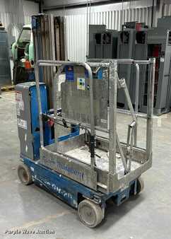 Vertical mast lift 2012  Genie GR20 (3)