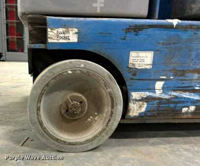 Vertical mast lift 2012  Genie GR20 (31)