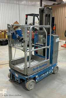 Vertical mast lift 2012  Genie GR-20 (1)