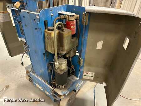 Vertical mast lift 2012  Genie GR-20 (21)