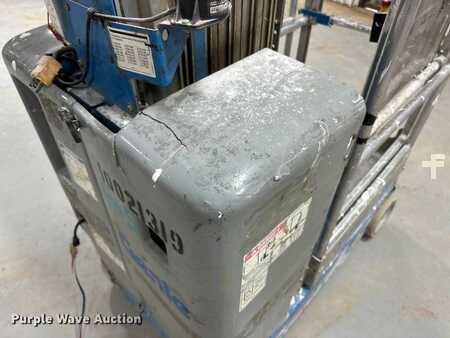 Vertical mast lift 2012  Genie GR-20 (24)