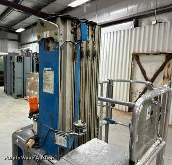 Vertical mast lift 2012  Genie GR-20 (25)