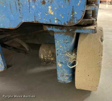 Vertical mast lift 2012  Genie GR-20 (28)