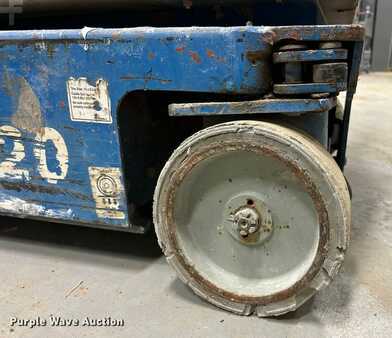 Vertical mast lift 2012  Genie GR-20 (29)