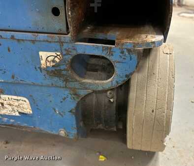 Vertical mast lift 2012  Genie GR-20 (32)