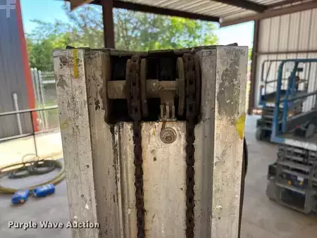 Vertical mast lift 2010  Genie GR-20 (14)