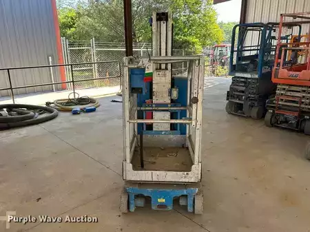 Vertical mast lift 2010  Genie GR-20 (2)