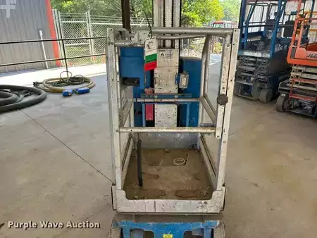 Vertical mast lift 2010  Genie GR-20 (20)