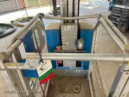 Vertical mast lift 2010  Genie GR-20 (23)