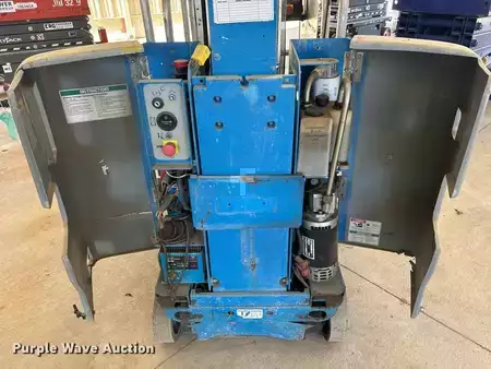 Vertical mast lift 2010  Genie GR-20 (9)