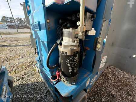 Vertical mast lift 2010  Genie GR-20 (12)