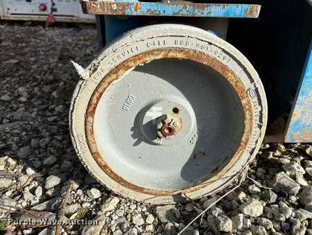 Vertical mast lift 2010  Genie GR-20 (24)