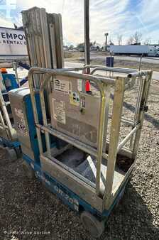 Vertical mast lift 2010  Genie GR-20 (3)