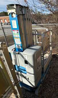 Vertical mast lift 2010  Genie GR-20 (4)