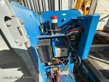 Vertical mast lift 2010  Genie GR-20 (8)