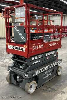 Scissor lift 2014  Skyjack 3219 (1)
