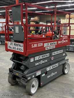 Scissor lift 2015  Skyjack 3226 (1)