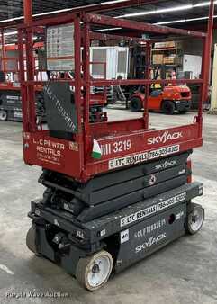 Scissor lift 2014  Skyjack 3219 (1)