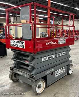 Scissor lift 2015  Skyjack 4632 (1)