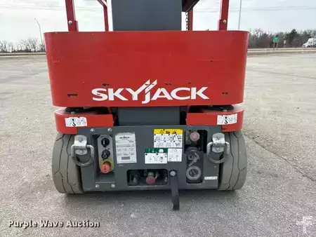 Vertical mast lift - SkyJack SJ12 (12)